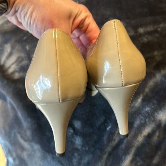 Bandolino B Flexible Peep Toe Heels - Picture 4 of 9